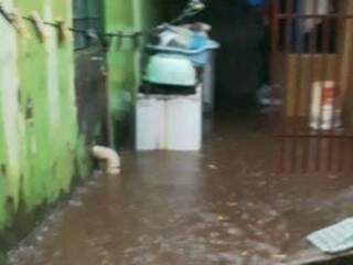 Sem ter para onde escoar, água da chuva invadiu casa de idoso (Foto: Direto das Ruas) 