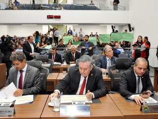 Deputados Rinaldo Modesto (PSDB), Antônio Vaz (Republicanos) e Carlos Alberto David (PSL), durante sessão (Foto: Luciana Nassar/ALMS)