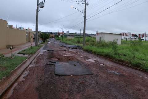 Problema crônico, asfalto não aguenta volume de chuva e lama invade bairro