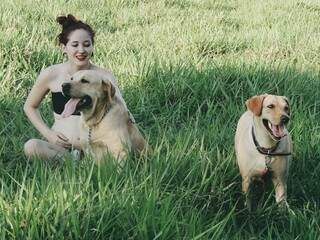 Mãe do Gael com Sophia e Hajj, os pais do labrador que ela perdeu. (Foto: Júlia Lopes Fotografia)