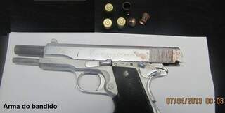 Arma utilizada pelo bandido que baleou policial (Foto: Divulgação PM)