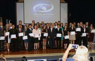 Turma de 31 novos auditores de controle externo empossados em cerimônia nesta quarta-feira. (Foto:   Divulgação/TCE)