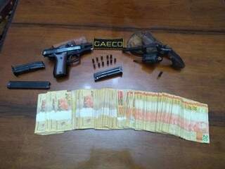 Armas, munições e dinheiro apreendido na casa de prefeito de Bela Vista (Foto: Divulgação/MP)