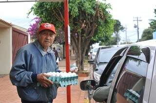 Sensei Sato vende ovos para moradores da região (Foto: Alcides Neto)