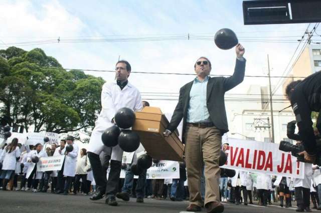 M&eacute;dicos atacam Dilma e ministro em ato contra programa Mais M&eacute;dicos