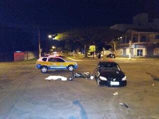 Local onde adolescente morreu ferido a tiros por guardas municipais; moto no chão também se envolveu no acidente (Foto: Adilson Domingos)