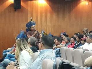 Liderança indígena durante fala na audiência (Foto: Clayton Neves) 