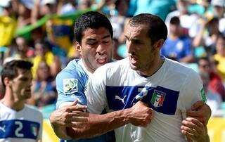 O atacante uruguaio Luís Suárez já havia ensaiado uma mordida no zagueiro Chiellini, da Itália, em confronto pela Copa das Confederações, no Brasil (Foto: Divulgação)