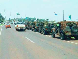 Veículos militares durante manobra na fronteira com o Paraguai (Foto: Direto das Ruas)