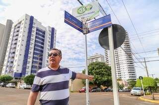 O professor Pedro Nantes do Santos acredita que o semáforo no cruzamento da 13 de Junho com a Pernambuco também vai ajudar na travessia de pedestres. (Foto: Fernando Antunes)