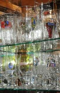 Na sala de jantar, coleção de copos de cerveja. (Foto: Paulo Francis)