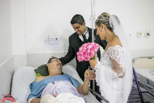 Fot&oacute;grafa registra no hospital o momento mais emocionante de um casamento