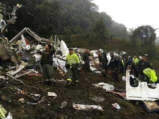 Destroços do avião após a queda na madrugada desta terça-feira (Foto: Reprodução)