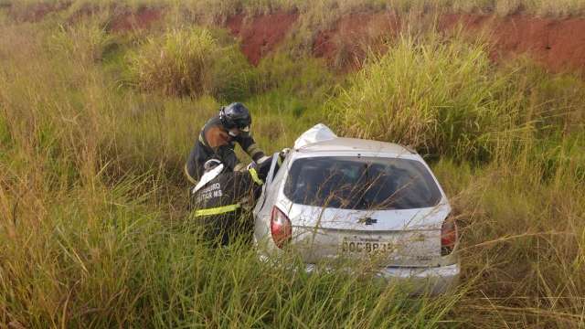 Homem morre preso &agrave;s ferragens em colis&atilde;o entre Celta e carreta de cana