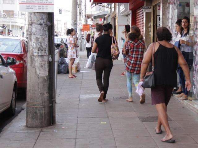 Supermercados e shoppings abrem no feriado; &ocirc;nibus ter&atilde;o refor&ccedil;os