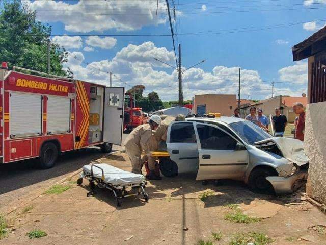 Motorista embriagado destr&oacute;i muro de resid&ecirc;ncia na Vila Jacy