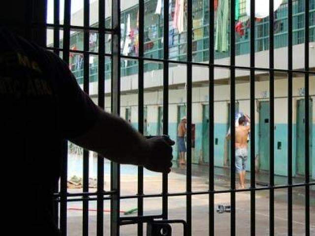 Sindicato emite alerta a agentes ap&oacute;s presos amea&ccedil;arem &lsquo;grudar na grade&rsquo;
