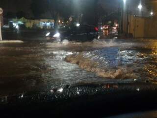 Temporal em fim de tarde alaga ruas e avenidas na Capital