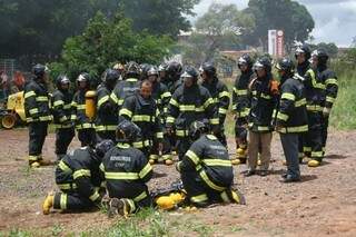 Alunos do CFAP se preparam para ajudar no combate ao incêndio (Foto: Marcos Ermínio)