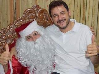 Prefeito de Costa Rica posa para foto junto com Papai Noel (Foto: Reprodução / Facebook)
