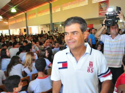  Prefeito entrega kits escolares e se re&uacute;ne com promotores de evento