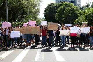 Funcionários da Omep e Seleta protestam contra decisão que os impede de trabalhar. (Foto: Marcos Hermínio)