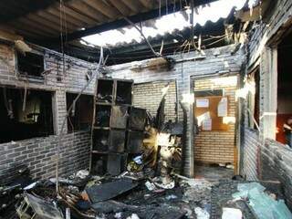 Teto, objetos e papéis foram destruídos pelo fogo (Foto: André Bittar) 