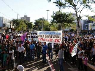 Professores, bancários, estudantes e trabalhadores de outras categorias participaram do protesto (Foto: Helio de Freitas)