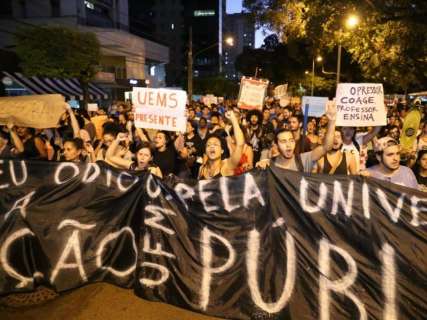 Protesto contra cortes na educação cresce e estudantes fecham avenida