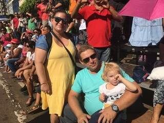 Valéria (de amarelo) foi com a família ao desfile. (Foto: Júlia Kaifanny)