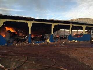 Galpão destruído por incêndio (Foto: divulgação)