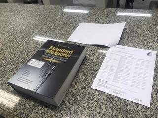 Publicação com as normas americanas, aplicadas na legislação brasileira. (Foto: Tatiana Marin)