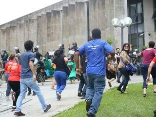Grupo de manifestantes correndo para invadir a sede do Legislativo e a cavalaria ao fundo (Foto: Marcos Ermínio)