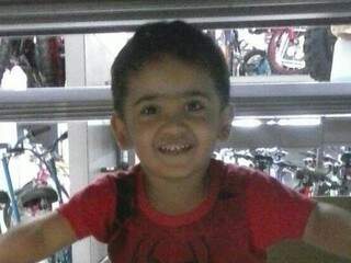 Vinícius Rouldino, 4 anos, morreu dentro da ambulância (Foto: reprodução/Facebook)