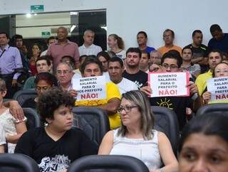 Plenário da Câmara de Vereadores ficou lotado de manifestantes que são contra aumento salarial. (Foto: O Pantaneiro)