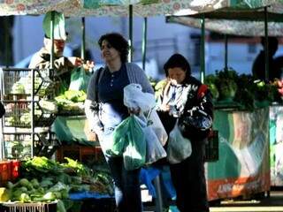 Clientes fazendo compras na feira de orgânicos nesta quarta (Foto: Saul Schramm)