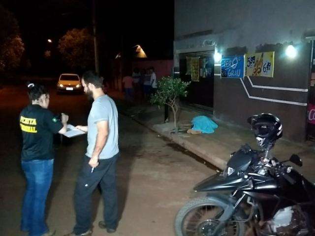 Vizinho &eacute; principal suspeito de esfaquear homem que morreu na rua