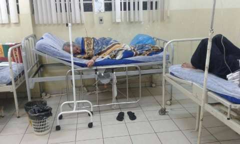  Família luta por transferência de idosa com pneumonia em posto de saúde