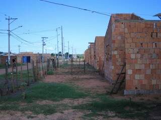 Casas que começaram a ser construídas no loteamento Pedro Teruel, mas não foram terminadas (Foto: Marina Pacheco)