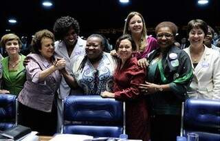 Parlamentares e ministras comemoram com Creuza Oliveira (C), representante das domésticas (Foto: Pedro França/Agência Senado)
