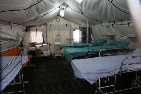 Pacientes esperam até 5 horas por atendimento e tendas não funcionam