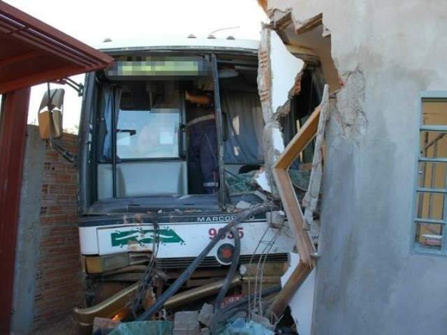  Motorista fica ferido ao colidir &ocirc;nibus contra resid&ecirc;ncia em Tr&ecirc;s Lagoas