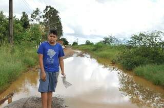 Para sair de casa, estudante leva pano para limpar os pés cheio de lama. (Foto: Alcides Neto)