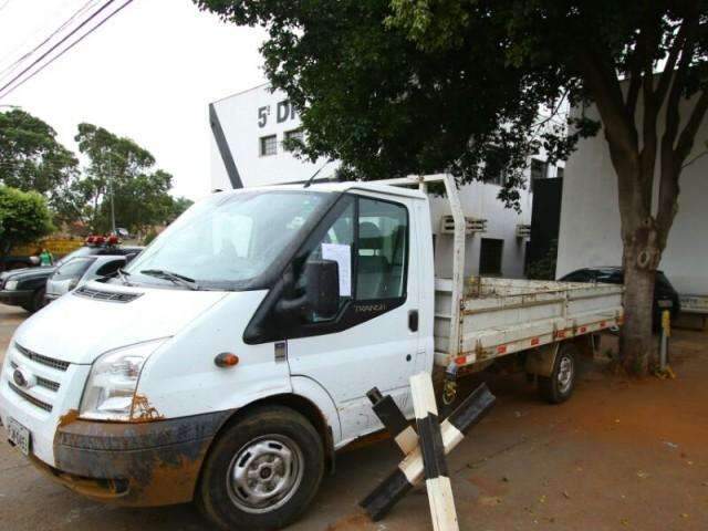  Caminh&atilde;o roubado em SP &eacute; encontrado abandonado no Jardim das Hort&ecirc;nsias