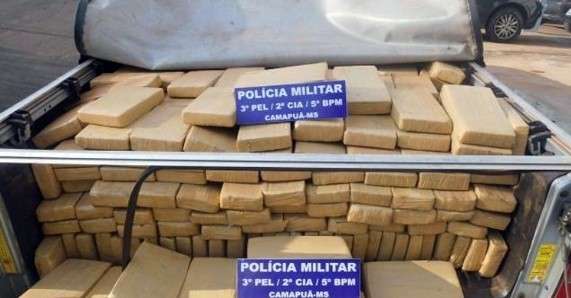 Dois homens s&atilde;o presos depois de abandonarem carro com 640 kg de droga