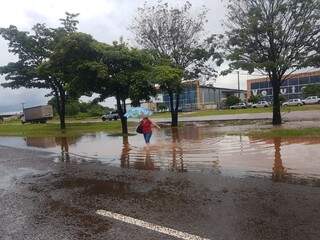 Atendente Rose Pires, 36 anos, precisou colocar os pés na água empossada em avenida (Foto: Anahi Gurgel)