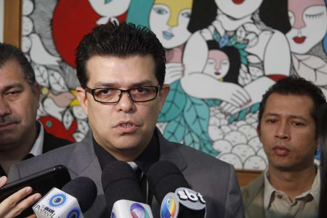 Olarte tenta destravar recurso para casas na Caixa e visita hospital