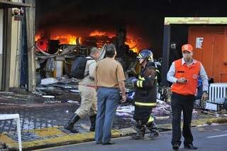 Incêndio destruiu toda a loja e atingiu um prédio ao lado. (Foto: João Garrigo)