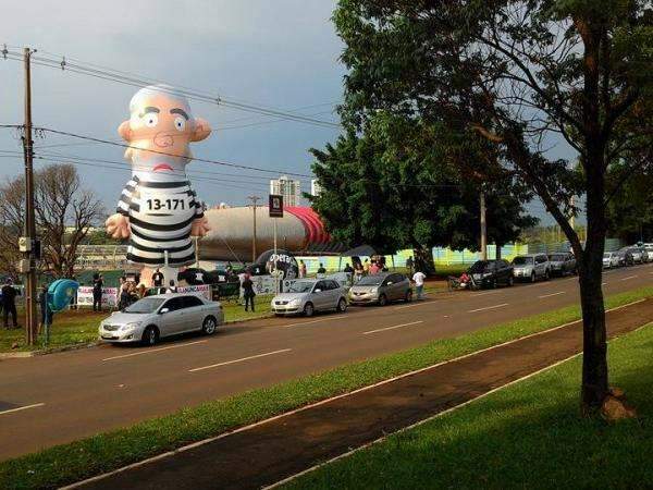 Movimento P&aacute;tria Livre traz &quot;Pixuleco&quot; e quer assinaturas contra o PT