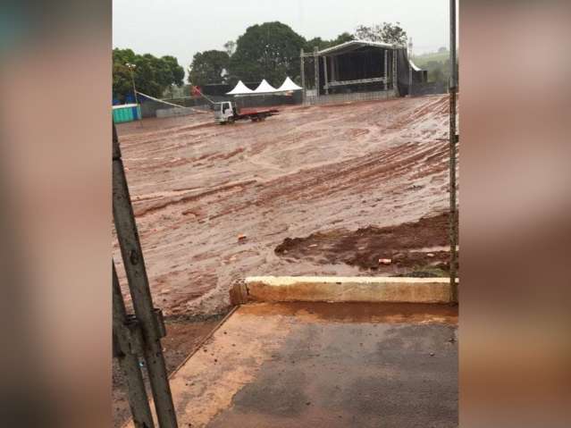 Chuva n&atilde;o espanta f&atilde;s e prefeito diz que show do Luan Santana est&aacute; mantido 